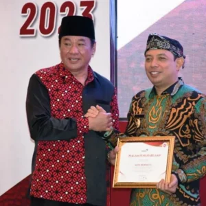 Dedy Wahyudi Terima Penghargaan Peringkat Terbaik