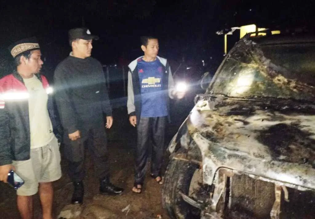 Diduga Konsleting, Mobil Terios Digarasi Hangus Terbakar