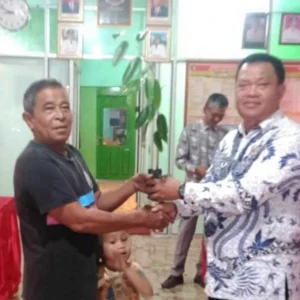 Dongkrak Ekonomi Masyarakat, Desa Pasar Baru Terima Bantuan Bibit Dongkrak Ekonomi Masyarakat, Desa Pasar Baru Terima Bantuan Bibit