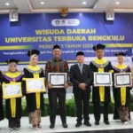 Hadiri Wisuda UT Bengkulu, Rohidin Mersyah Ungkap Kunci Sukses