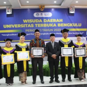 Hadiri Wisuda UT Bengkulu, Rohidin Mersyah Ungkap Kunci Sukses