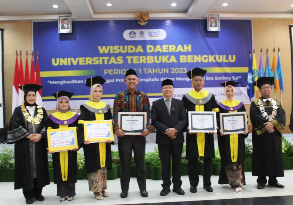 Hadiri Wisuda UT Bengkulu, Rohidin Mersyah Ungkap Kunci Sukses