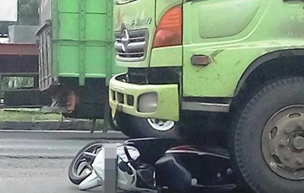 Hindari Mobil Mundur, Pengendara Motor Tewas Dilindas Truk 