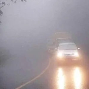 Jalan Licin Berkabut, Mobil Brio Nyungsep di Liku Sembilan