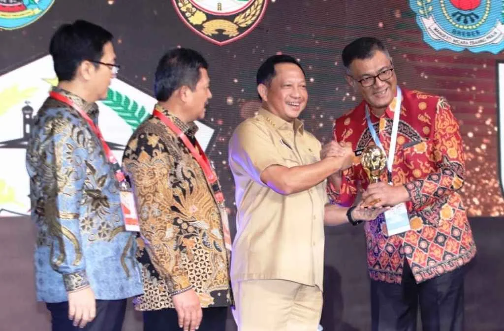 Jamin Kesehatan Masyarakatnya, Pemkab Benteng Terima Penghargaan UHC