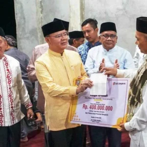Kunjungi Kabupaten Kaur, Gubernur Bengkulu Bantu Masjid