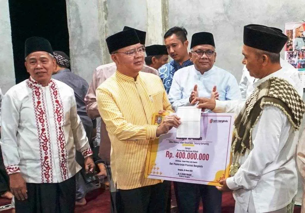 Kunjungi Kabupaten Kaur, Gubernur Bengkulu Bantu Masjid
