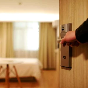 Oknum Guru Digerebek Suami Saat Asik di Kamar Hotel