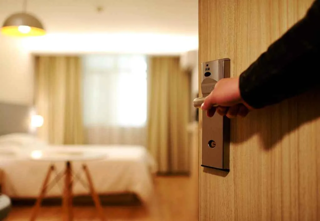 Oknum Guru Digerebek Suami Saat Asik di Kamar Hotel