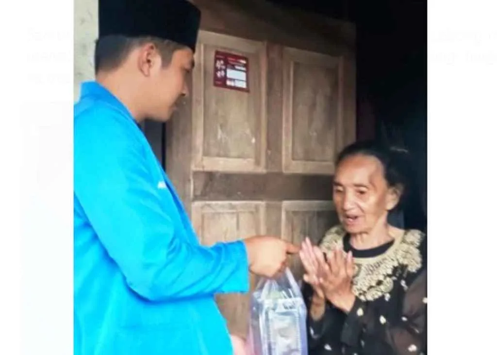 Peduli Lansia, KNPI Lebong Bagi-Bagi Takjil