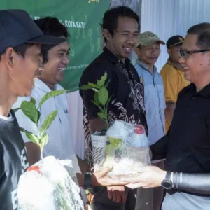 Pj Wali Kota Batu dan Kadis Pertanian Bagikan 1.700 Bibit Kopi Pemkot Batu dan Kadis Pertanian dan Ketahanan Pangan Bagikan Bibit Kopi