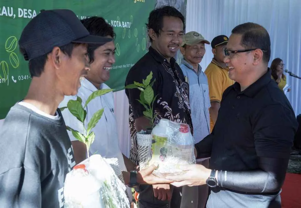 Pemkot Batu dan Kadis Pertanian dan Ketahanan Pangan Bagikan Bibit Kopi