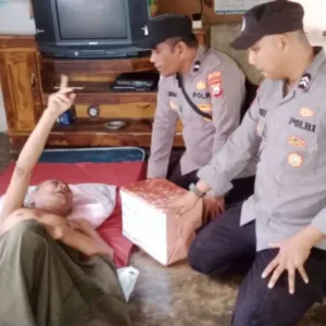 Polsek Mukomuko Selatan Bagikan Sembako Kepada Warga Kurang Mampu 