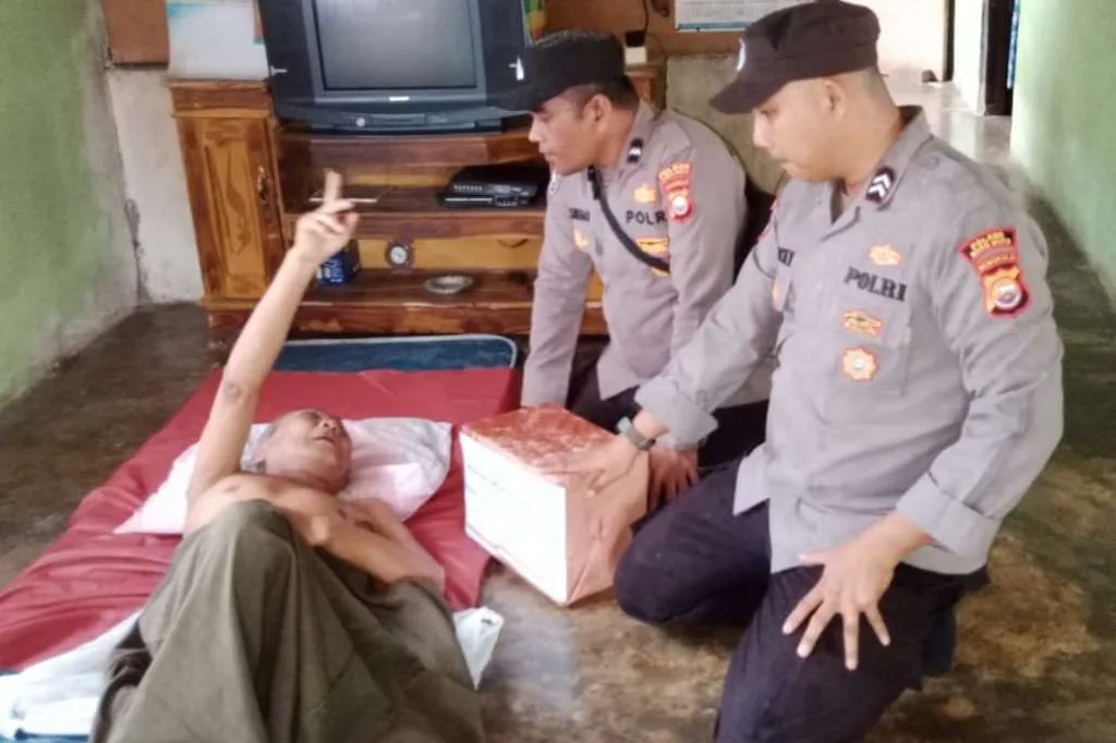 Polsek Mukomuko Selatan Bagikan Sembako Kepada Warga Kurang Mampu 