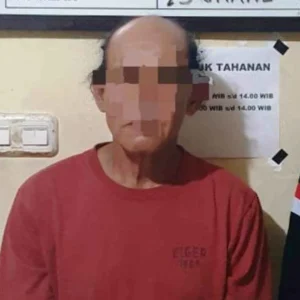 Pria ini Kapak Kepala Kakek 72 Tahun