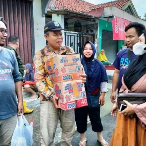 Prihatin Korban Banjir Margadana, Komunitas Olshop Bregas Beri Bantuan
