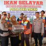 Program Ikan Selayar, Polres Banjarnegara Bagikan Life Jaket
