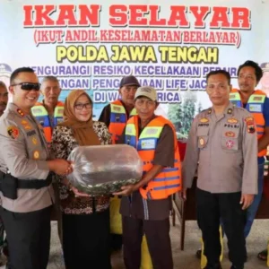 Program Ikan Selayar, Polres Banjarnegara Bagikan Life Jaket