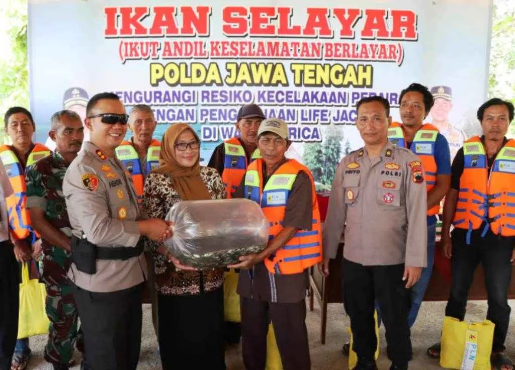 Program Ikan Selayar, Polres Banjarnegara Bagikan Life Jaket