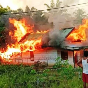 Rumah Kayu Mbah Kiyem Terbakar, Petugas Damkar Kesulitan Padamkan Api