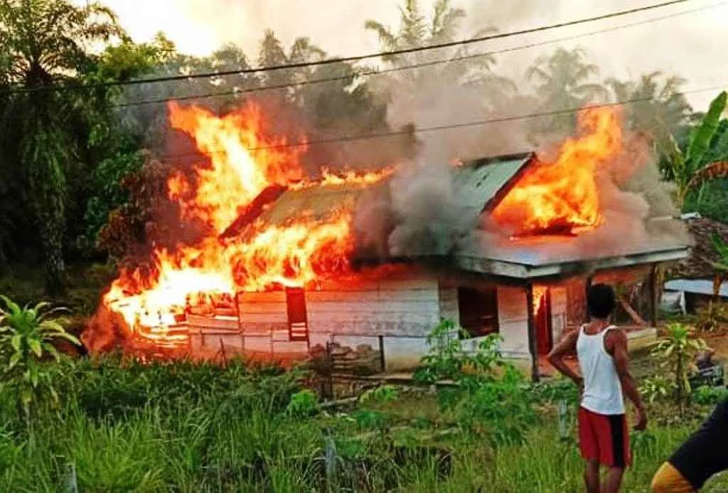 Rumah Kayu Mbah Kiyem Terbakar, Petugas Damkar Kesulitan Padamkan Api