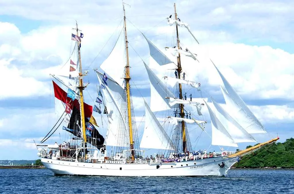 Sambut KRI Dewaruci, TNI AL Semarang Gelar Festival Dermaga