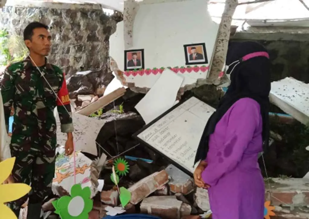 Tebing Sepuluh Meter Longsor, Dinding Gedung TK Jebol