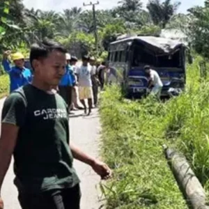 Terjang Jalan Berlubang, Bus Tabrak Tiang Listrik