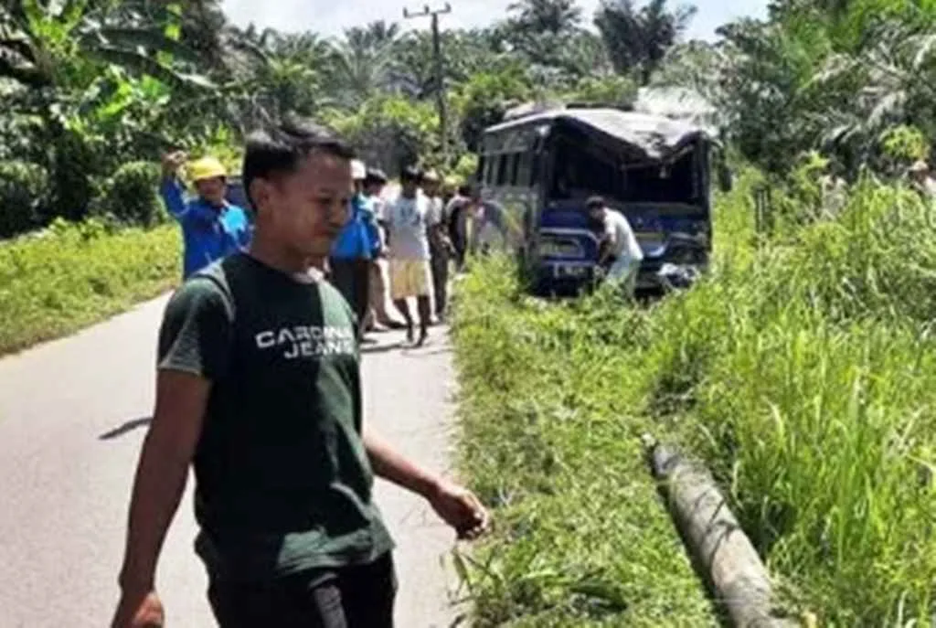 Terjang Jalan Berlubang, Bus Tabrak Tiang Listrik