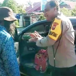 Terjebak Mobil Terkunci Hingga Sesak Napas, Lansia ini Diselamatkan Bhabinkamtibmas