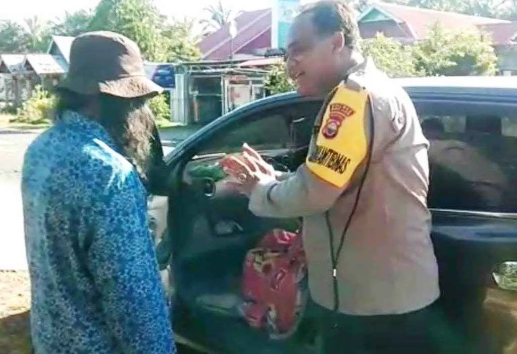 Terjebak Mobil Terkunci Hingga Sesak Napas, Lansia ini Diselamatkan Bhabinkamtibmas