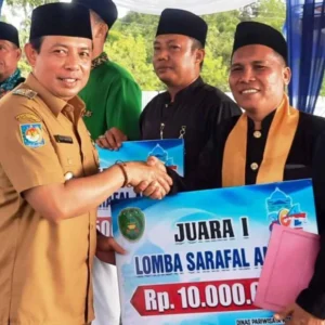 Wakil Wali Kota Beri Hadiah Kepada Juara Lomba Sarafal Anam Wakil Wali Kota Beri Hadiah Kepada Juara Lomba Sarafal Anam