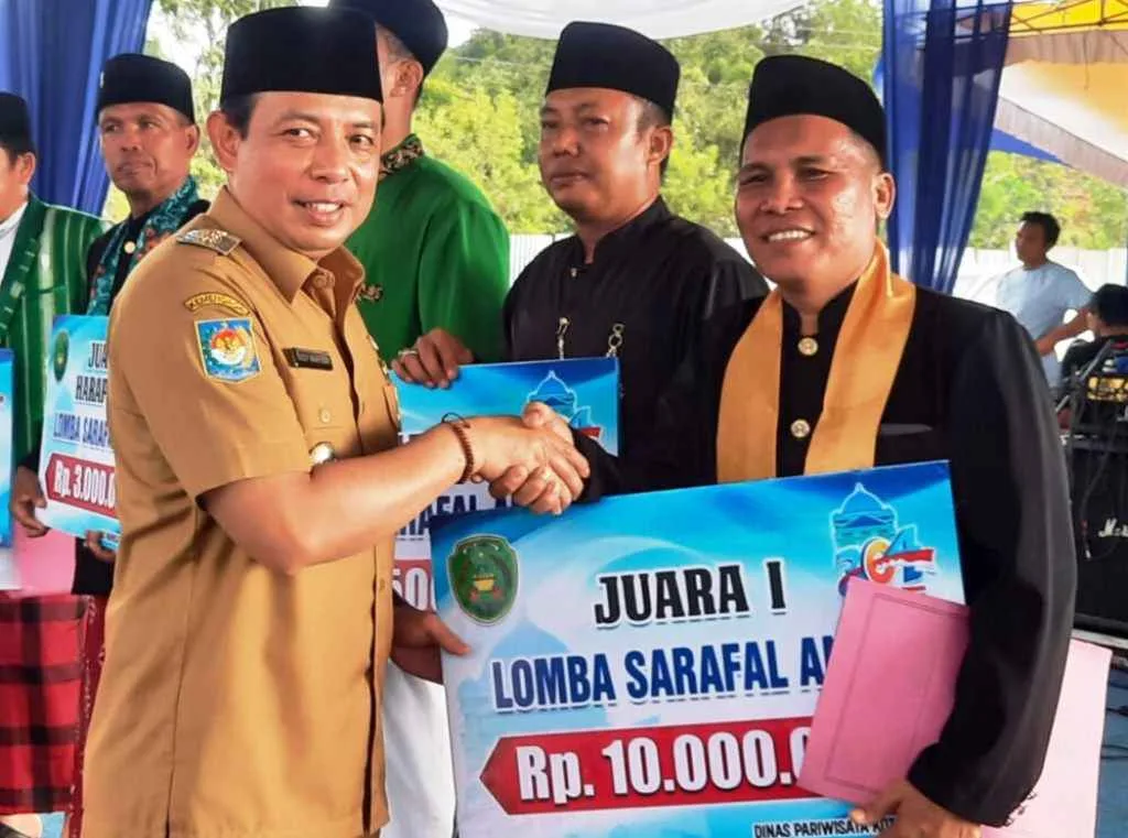 Wakil Wali Kota Beri Hadiah Kepada Juara Lomba Sarafal Anam