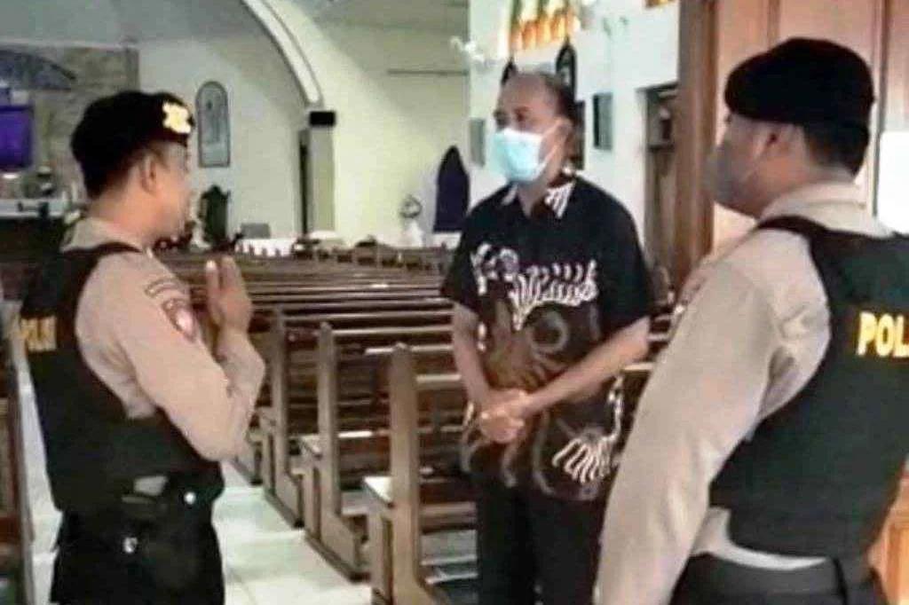 Amankan Misa Paskah di Gereja, Polisi Gunakan Alat Pendeteksi Logam