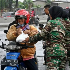 Berbagi Berkah Ramadhan, Kodam IV/Diponegoro dan Jajaran Bagikan Takjil Gratis 