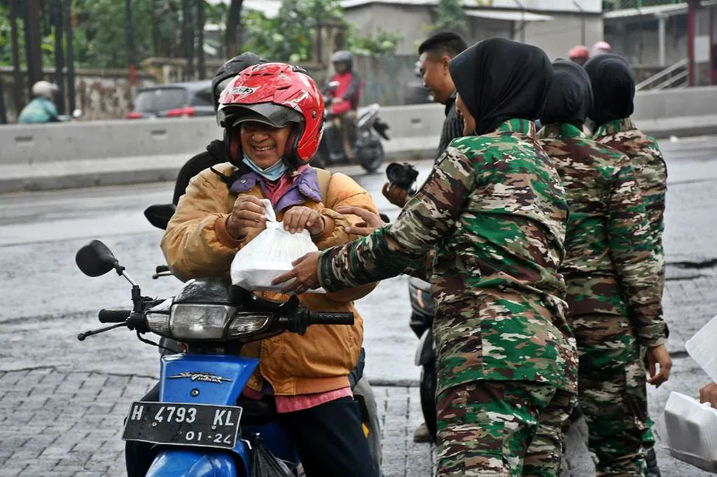 Berbagi Berkah Ramadhan, Kodam IV/Diponegoro dan Jajaran Bagikan Takjil Gratis 