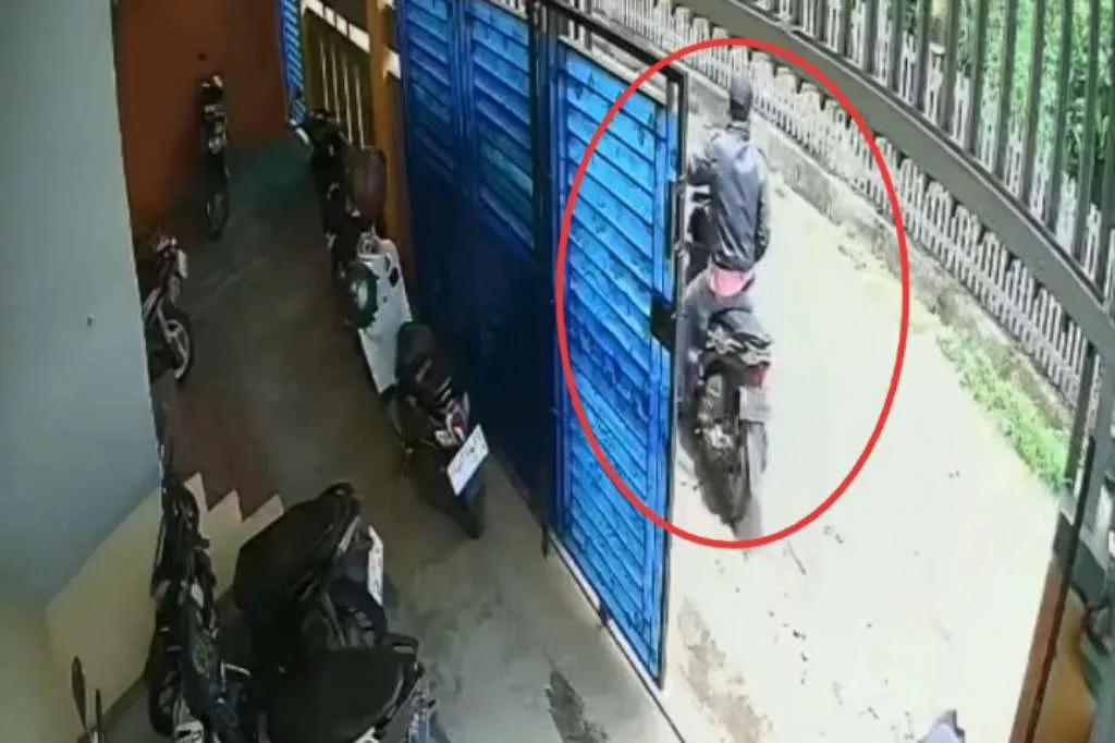 Bertamu ke Kosan Teman, Motor Kesayangan Hilang