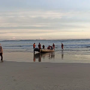 Bulan Puasa 2023, 3 Bersaudara Tenggelam di Pantai Panjang 1 Nyawa Selamat Bulan Puasa 2023, 3 Bersaudara Tenggelam di Pantai Panjang 1 Berhasil Diselamatkan