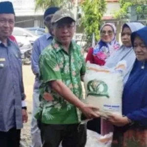 Bupati Mukomuko Salurkan Beras Cadangan Pangan Pemerintah Kepada 14 Ribu KPM Bupati Mukomuko Salurkan Beras Cadangan Pangan Pemerintah Kepada 14 Ribu KPM