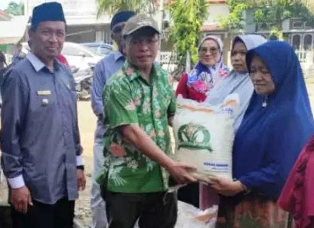 Bupati Mukomuko Salurkan Beras Cadangan Pangan Pemerintah Kepada 14 Ribu KPM