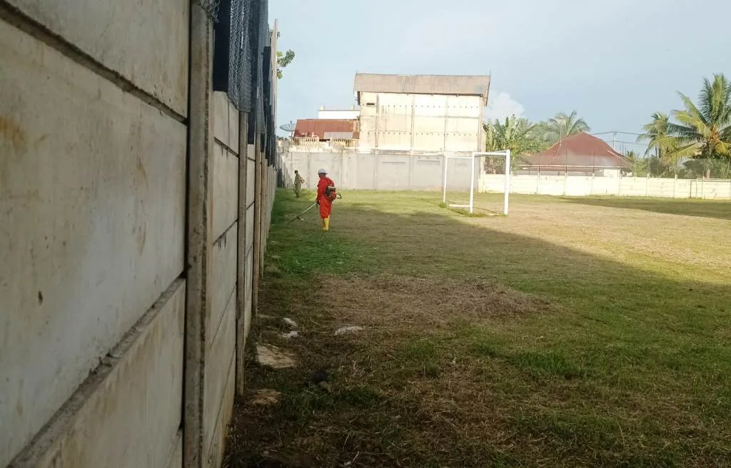 Diberitakan, Rumput Rimbun di Lapangan Stadion Mini Ini Akhirnya Dibersihkan