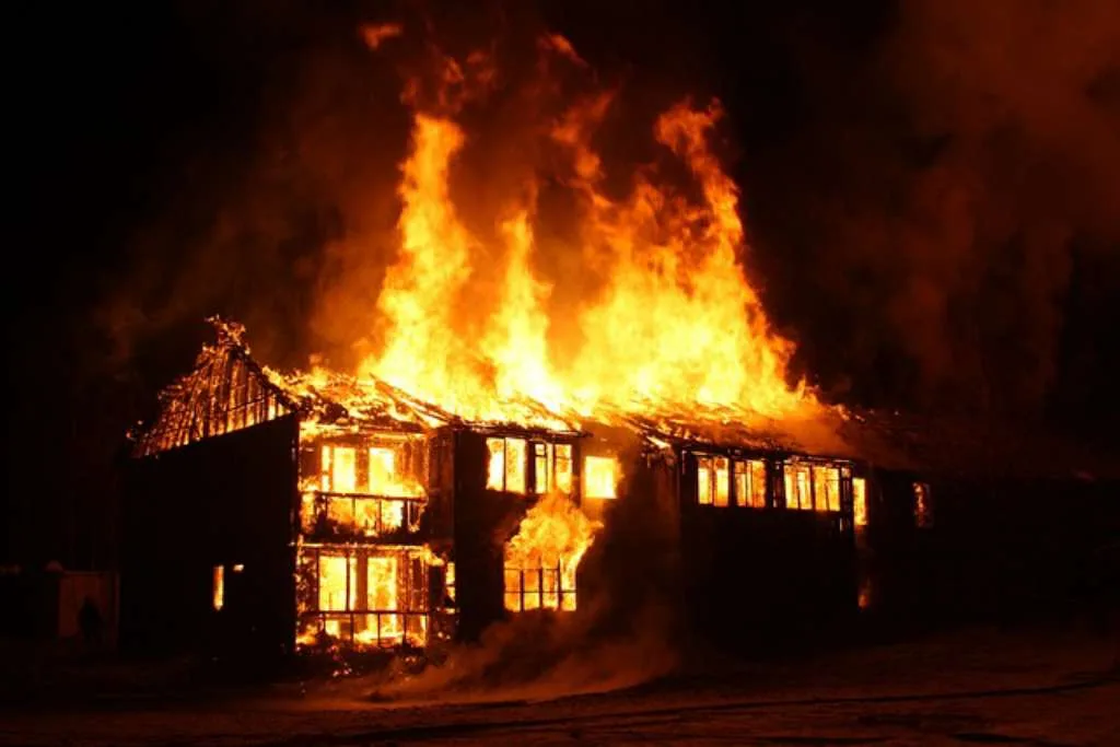 Diduga Korsleting Listrik, Rumah Warga Ipuh Ludes Terbakar