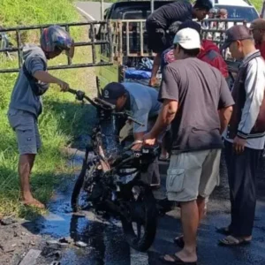Hendak Antarkan Paket, Motor Kurir Ekspedisi Tiba-Tiba Terbakar Hendak Antarkan Paket, Motor Kurir Ekspedisi Tiba-Tiba Terbakar