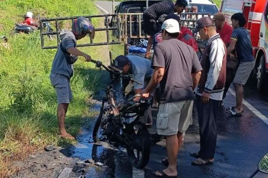 Hendak Antarkan Paket, Motor Kurir Ekspedisi Tiba-Tiba Terbakar