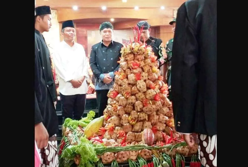 Kirab Tumpeng Ketupat Coklat, Tradisi Nenek Moyang Masyarakat Blitar