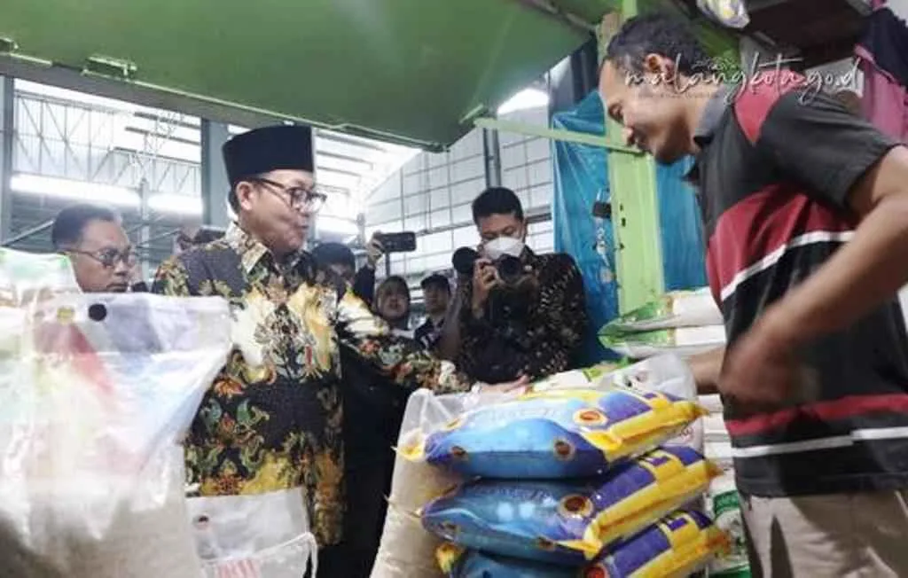Kunjungi Pasar Bunul, Wali Kota Malang Pastikan Stok Bahan Pangan Aman Jelang Lebaran
