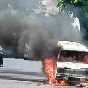 Mobil Bermuatan Baju ini Tiba-tiba Terbakar Saat Melaju di Jalan Raya Mobil Bermuatan Baju ini Tiba-tiba Terbakar Saat Melaju di Jalan Raya