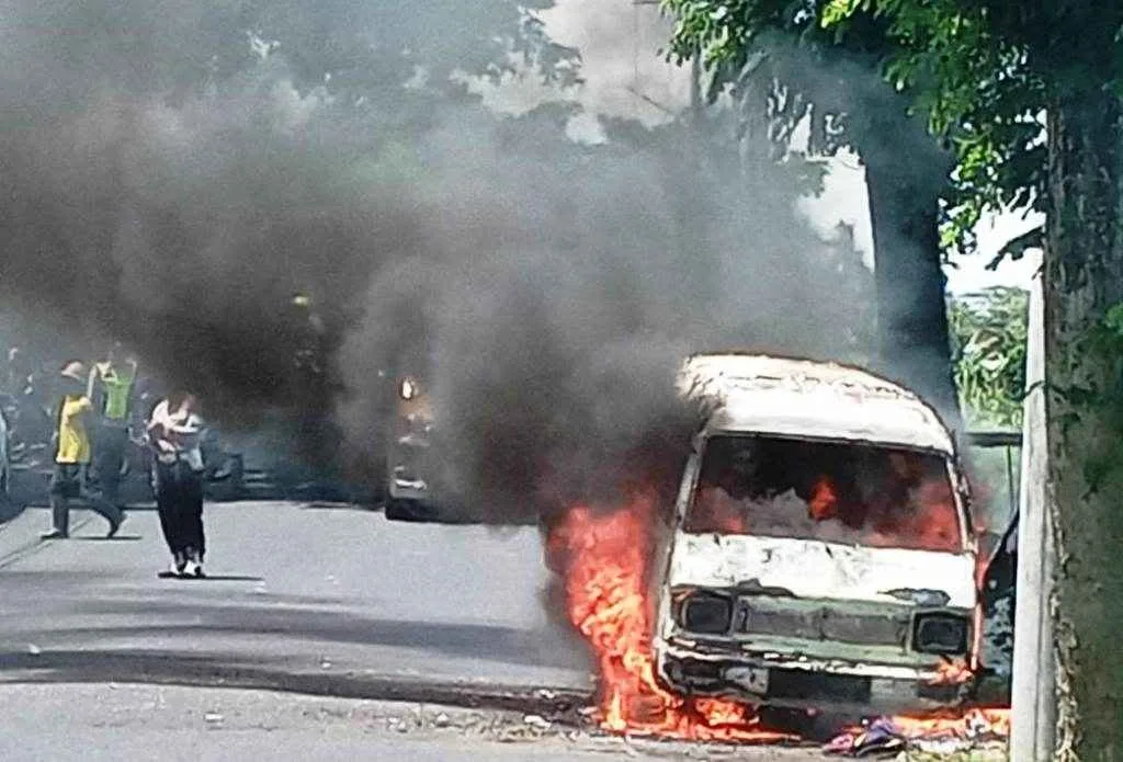 Mobil Bermuatan Baju ini Tiba-tiba Terbakar Saat Melaju di Jalan Raya