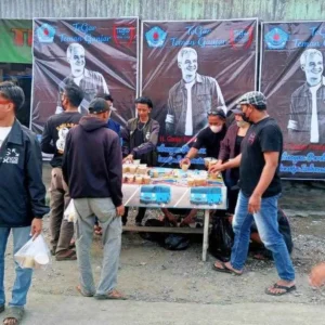 Momen Ramadan, Relawan Teman Ganjar Bagikan Takjil Gratis