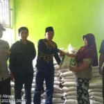 Pemda Bagikan Beras, Warga Selali Riang Gembira